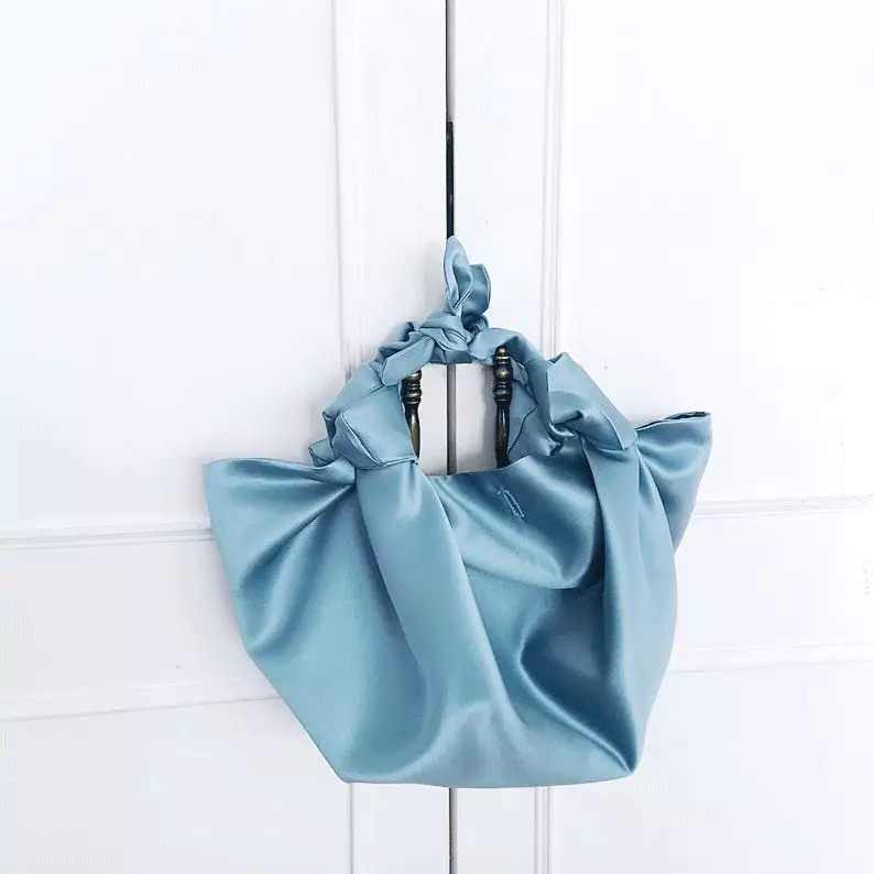 废旧纸袋如何做收纳包包,大牌纸袋斜挎包包改造教程