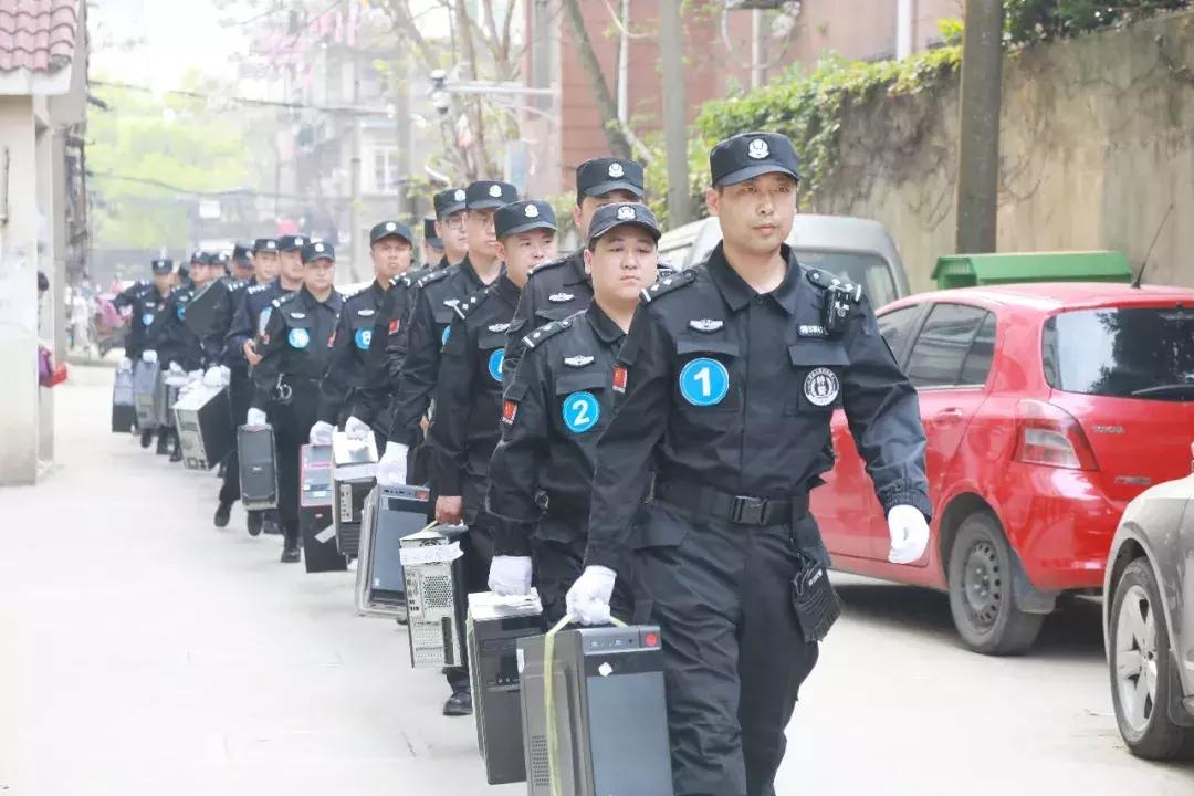 1999年生的他,编写聊天“话术”剧本专挑“宝妈”微商下手