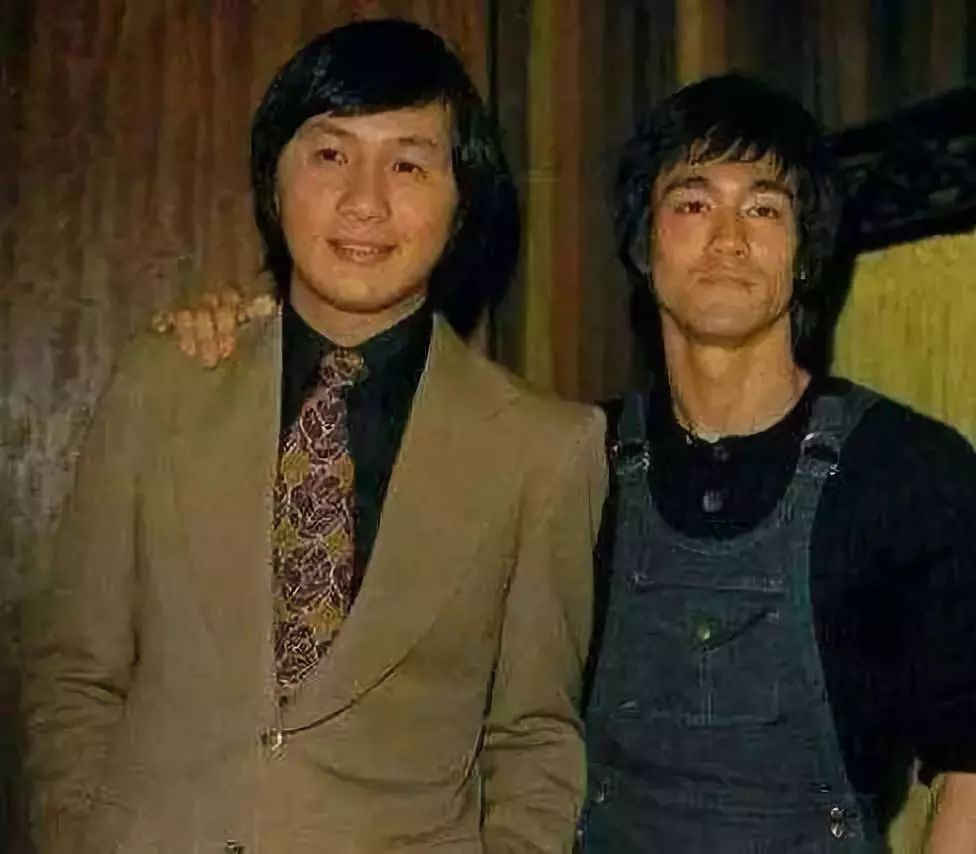 他是谭咏麟的偶像，爱穿豹纹叱咤歌坛50年，66岁重出江湖