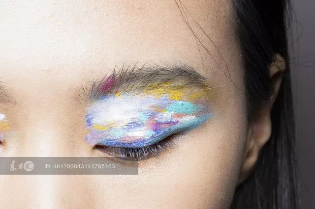 EIGSHOW丨鞠婧祎、李艺彤的仙女春夏妆容能让你美出新高度！