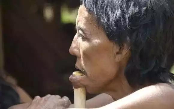 濒临“绝种”原始部落：当地人“以裸为美”，下巴穿刺16厘米木棍