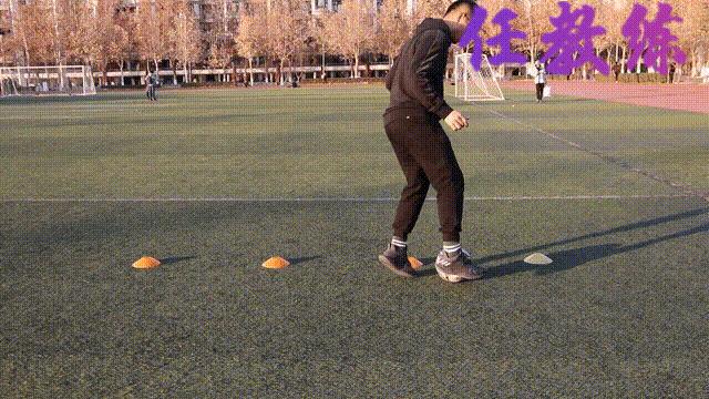 足球绕杆中考标准动作视频示范,中考体育足球绕杆技巧及训练方法
