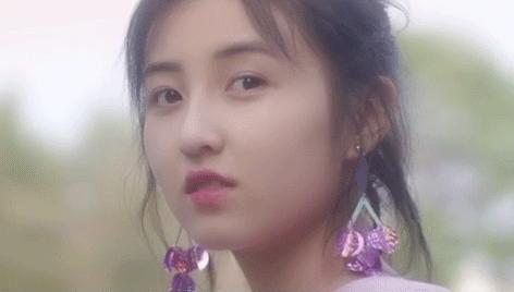 冬天带帽中长款针织开衫怎么搭配,针织开衫保暖又好穿女人味十足