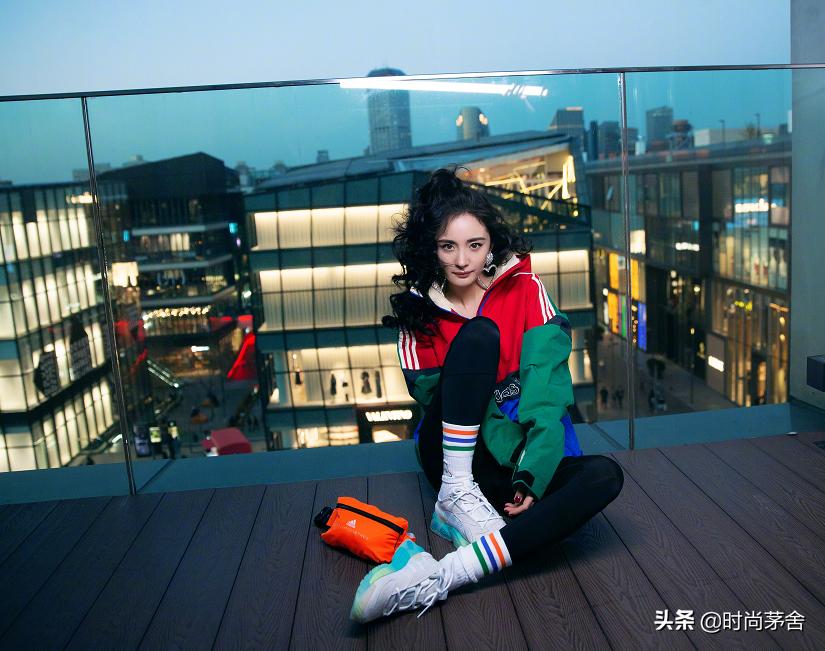学生*党**别再露脚踝了，杨幂的“袜子包裤”火了，00后这么穿潮爆了