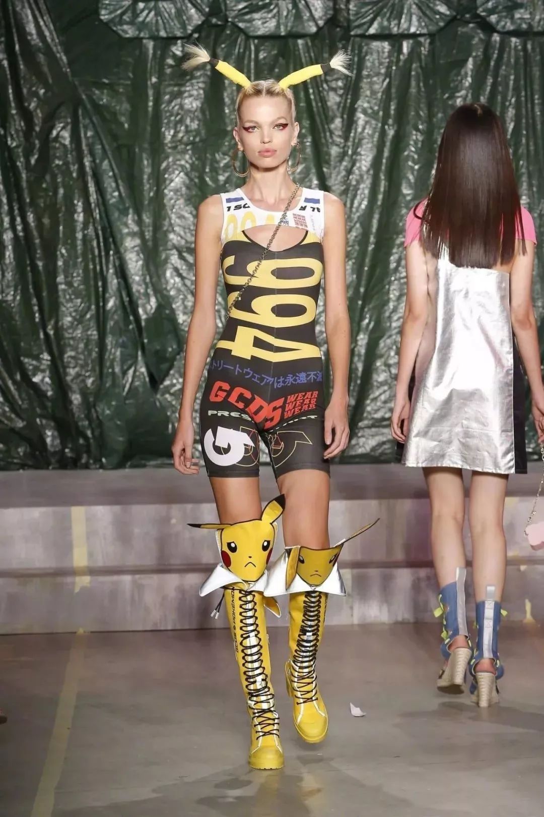 优衣库与kaws联名t恤 (优衣库kaws联名t恤图片)