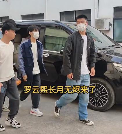 踩沙袋拍戏、穿高跟走红毯，男星个头成谜？同台现原形谁假谁尴尬