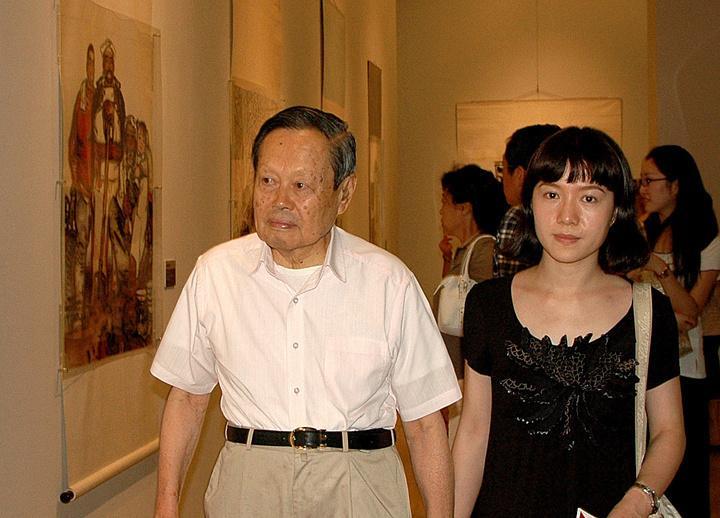 杨振宁与翁帆参加画展,和杨振宁结婚后翁帆的事业状况