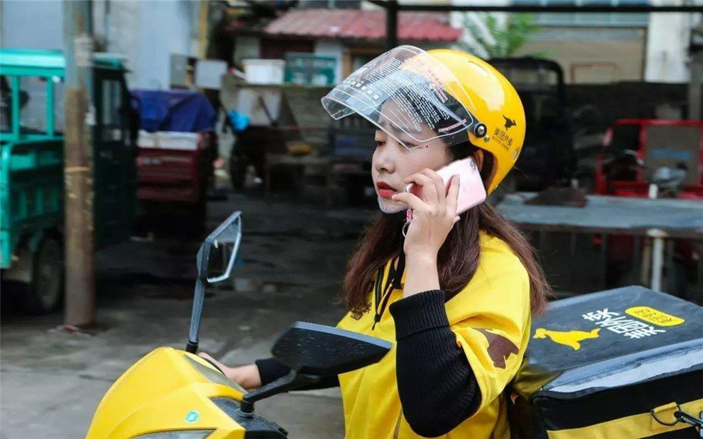 女孩面试外卖员，面试官问送餐路上汤洒了咋办？道歉的都淘汰了