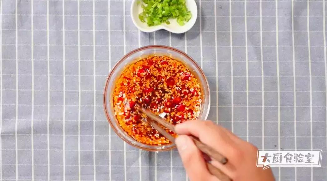 手把手教你做川味口水鸡麻辣鲜香,正宗口水鸡的做法大全集