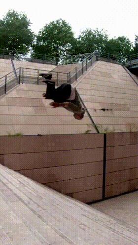 搞笑gif目光全在腿上了,爆笑gif动图我们一起出去霸气一点