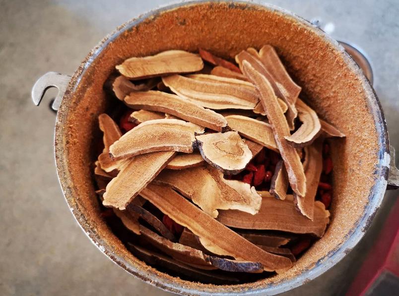 养鸡100万致富经视频,900元养鸡养猪