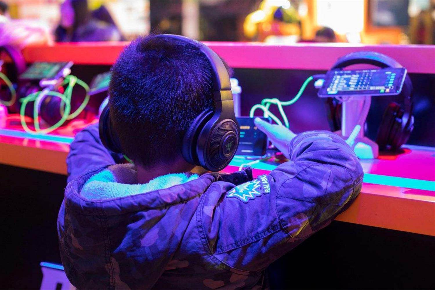 网瘾很重怎么解决,有网瘾的人一下戒掉网瘾会怎样