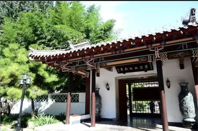 臧克家人物简介,臧克家生平简介300字