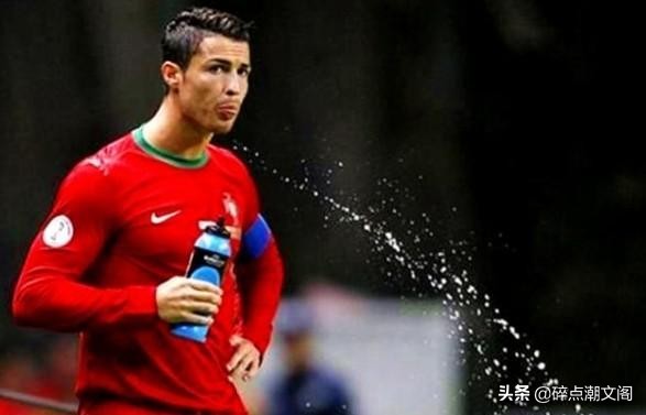 足球运动员为什么把喝的水吐掉,足球运动员喝水为什么会吐出来