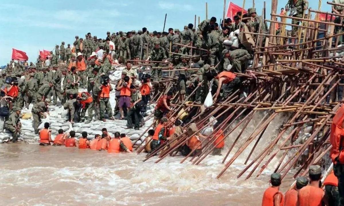 九江长江大堤决口，*镕基朱**与当地领导握手板着脸，讲话时偷偷擦泪