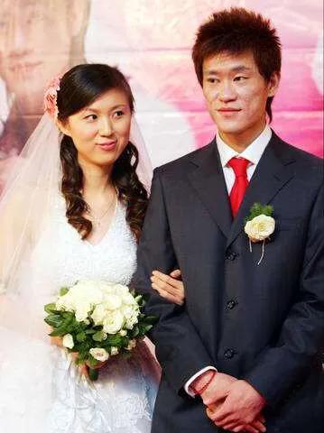 致敬老将！38岁前国脚成球队大腿，带队冲超，妻子是朝鲜族空姐