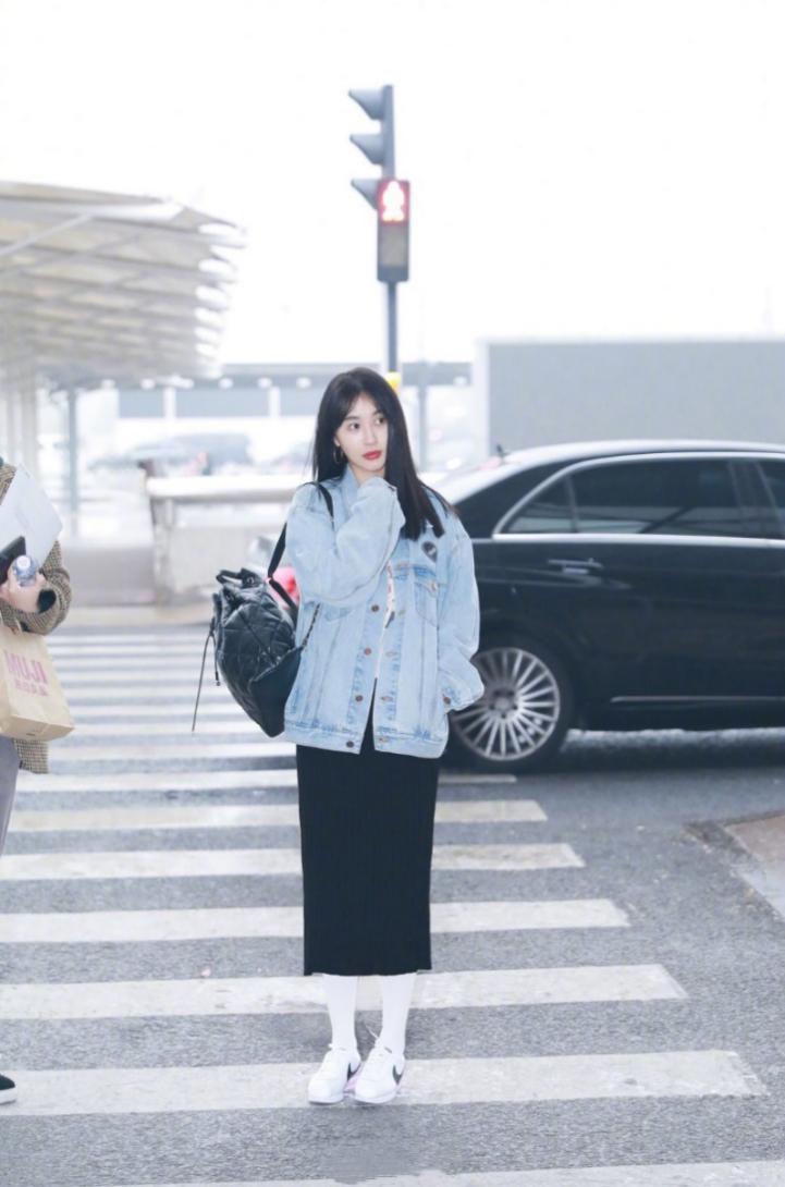 入秋怎么穿？回头率最高的穿搭参考：“长裙+外套”，减龄还时髦