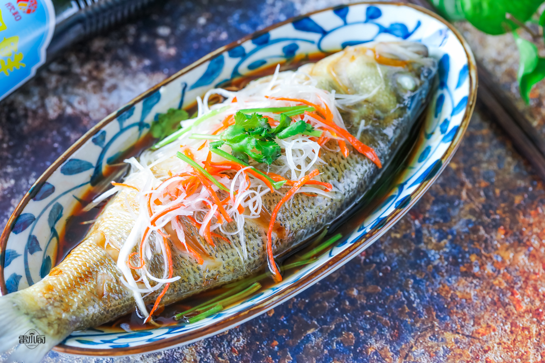 蒸鱼后先淋油还是先加蒸鱼豉油,蒸鱼时先放蒸鱼豉油还是先淋油