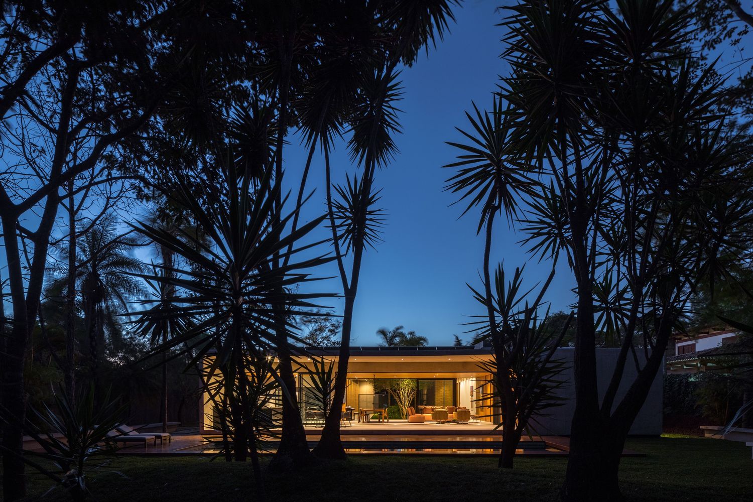 巴西利亚原始的清水混凝土与红砖打造的别墅