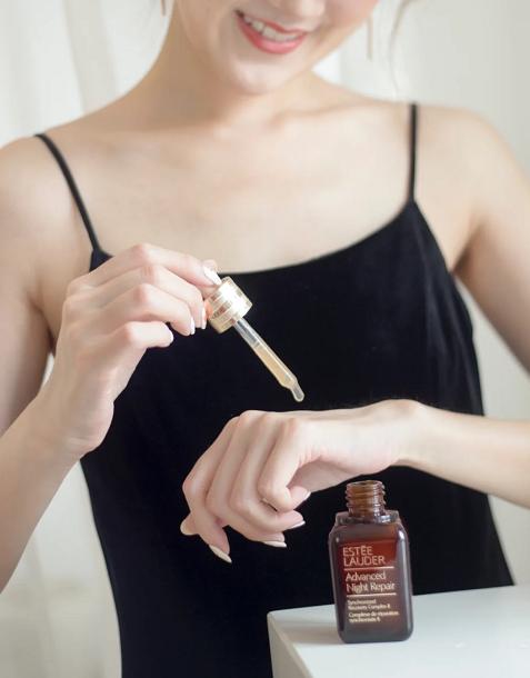 雅诗兰黛小棕瓶如何正确使用,雅诗兰黛小棕瓶怎么用效果最好