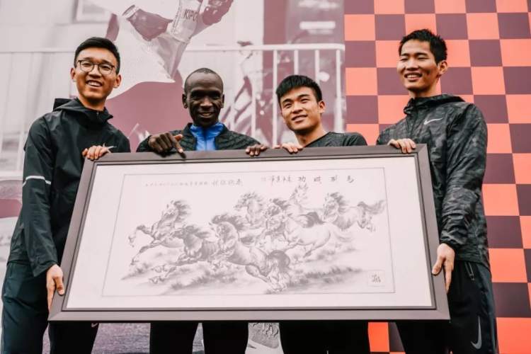 基普乔格刷新男子马拉松世界纪录,马拉松世界纪录基普乔格平均时速