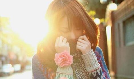 女生说自己丑怎么回答？用甜甜的情话去赞美她