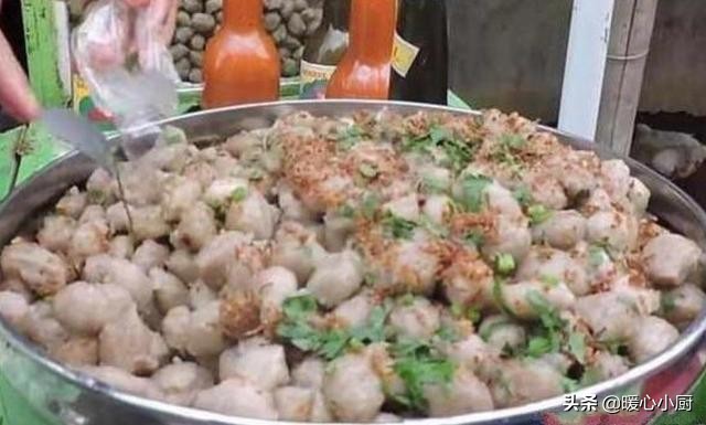 大妈街头卖纯手工小吃1个20块,大妈校门口卖便宜小吃1块5个