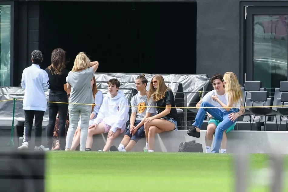 小贝夫妇太腻歪，老夫妻球场热吻比长子还甜，次子却只敢牵手女友