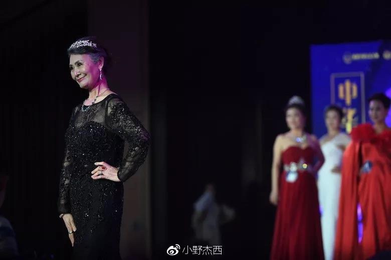 奶奶穿旗袍惊艳了整条街,奶奶穿旗袍惊艳外国人