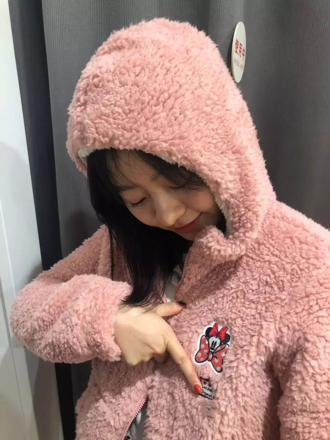 我带身高155的同事来到童装部，结果她逛疯了……