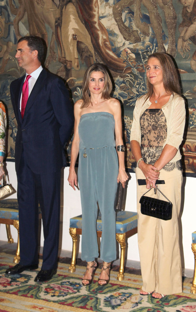 谁说莱蒂齐亚不爱珠宝？光是腕间都很精彩，最爱婆婆送的字母手链