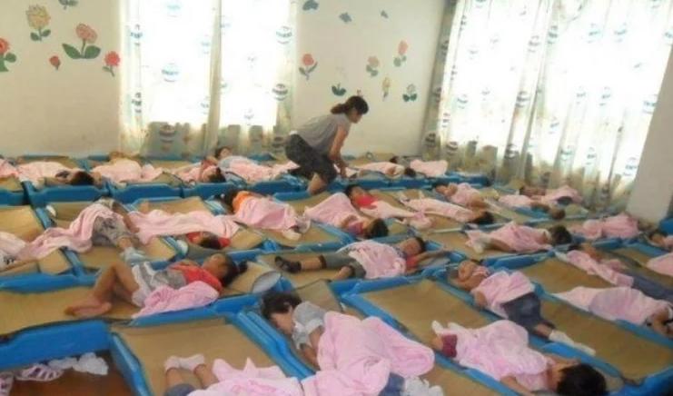 幼儿园老师私发睡觉照片家长回复,幼儿园老师家长群发午睡照