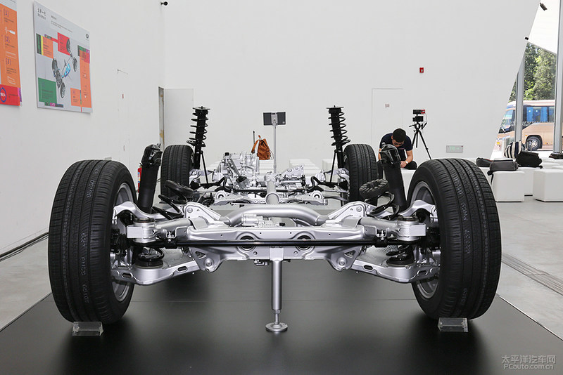 路虎揽胜极光对比同级别bba质量,路虎揽胜极光新一代测评视频