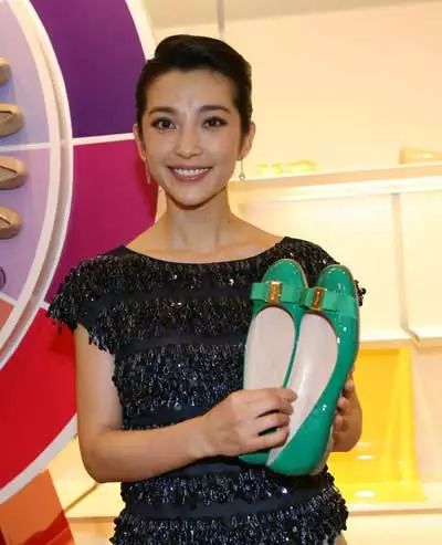 林允纪梵希代言,林允菲拉格慕香水