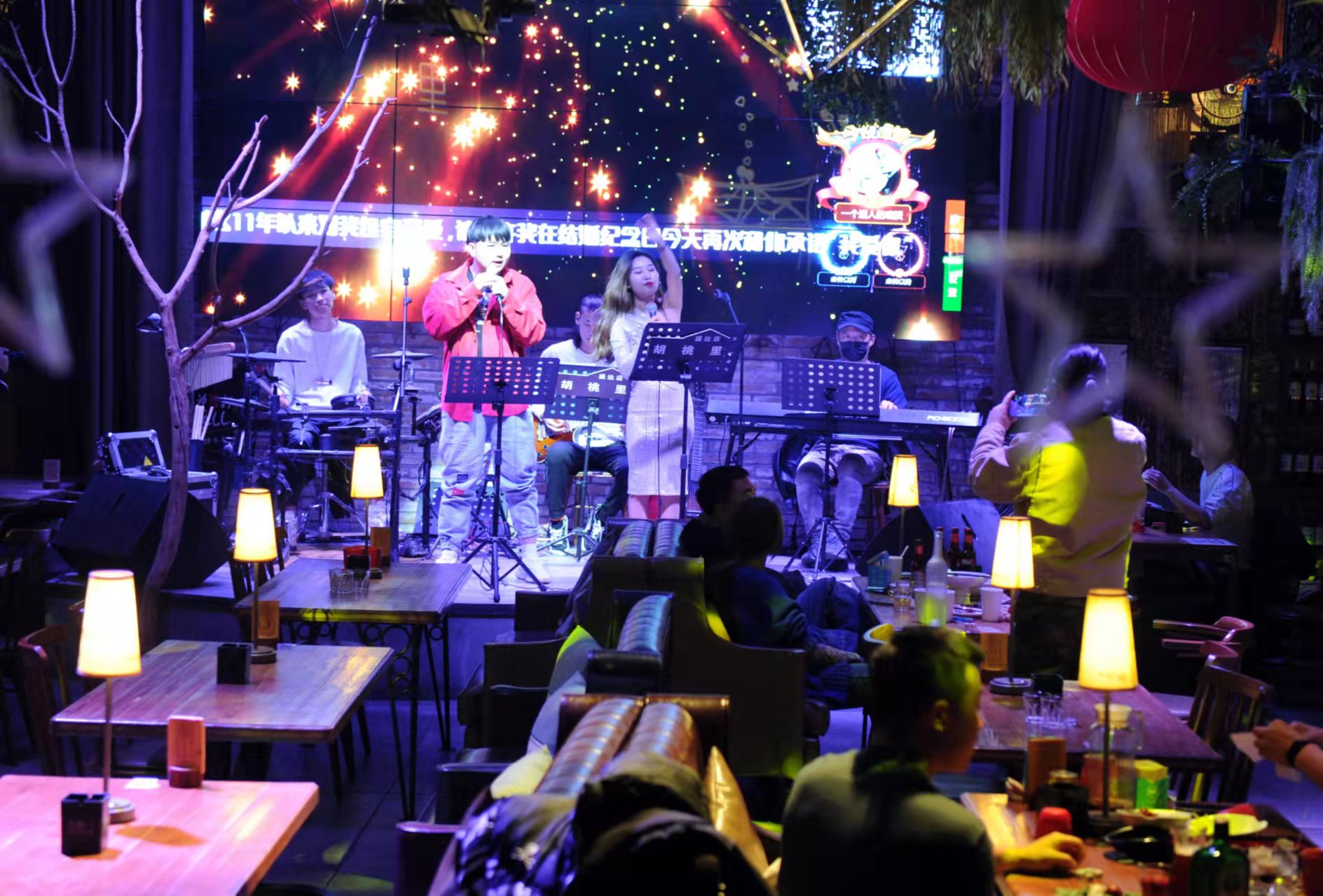 越夜越嗨dj完整版黎明,越夜越来越精彩的夜市