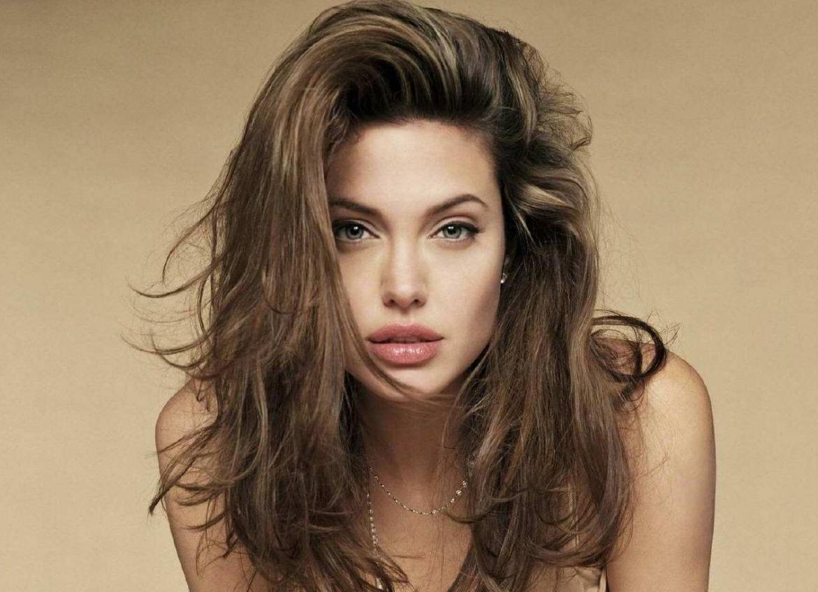 安吉丽娜·朱莉,十大国际女巨星之一,每周陪爱女去宠物店