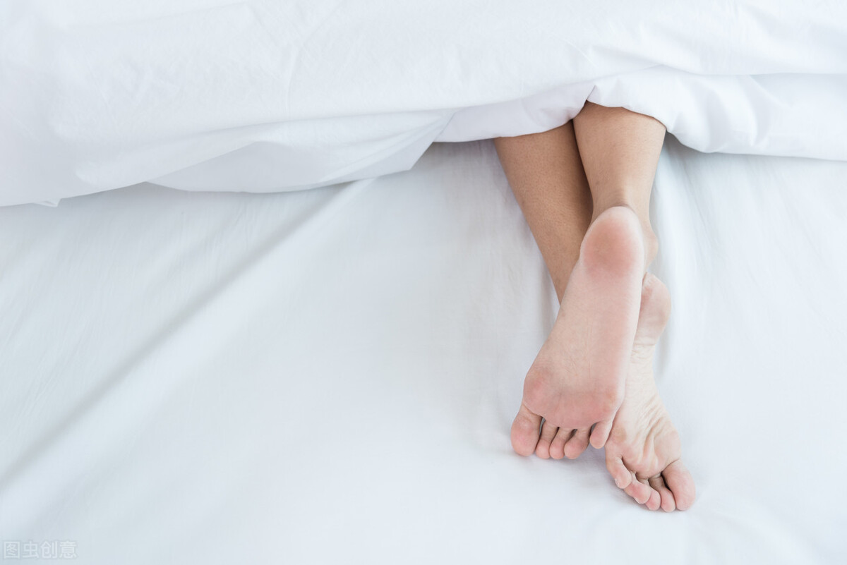 半夜醒来发现床上有一条小蛇,晚上看到一条蛇小说