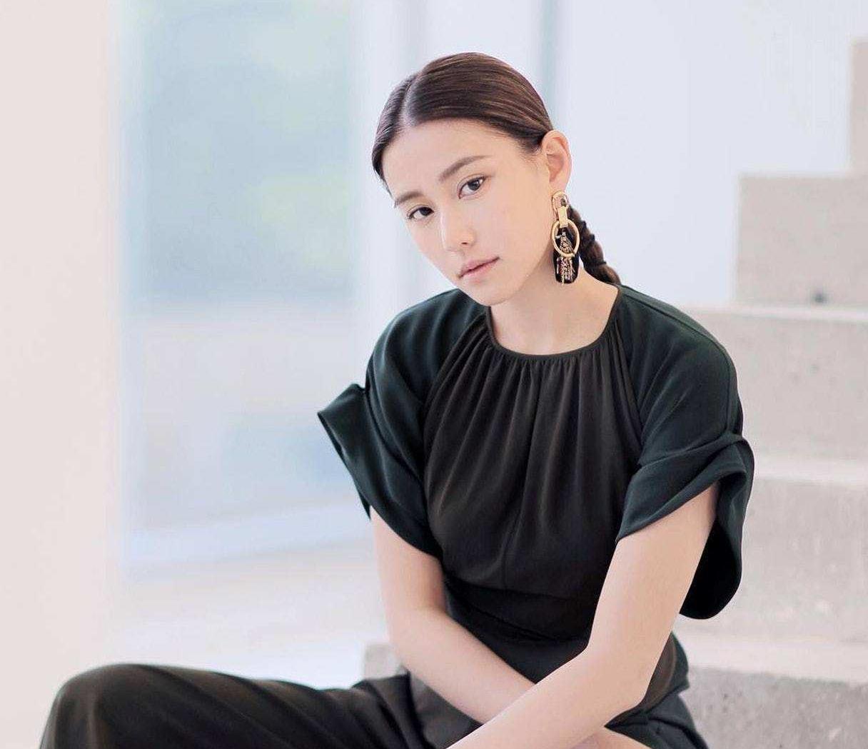 何超莲有高级感吗,何超莲优雅抹胸裙配大衣