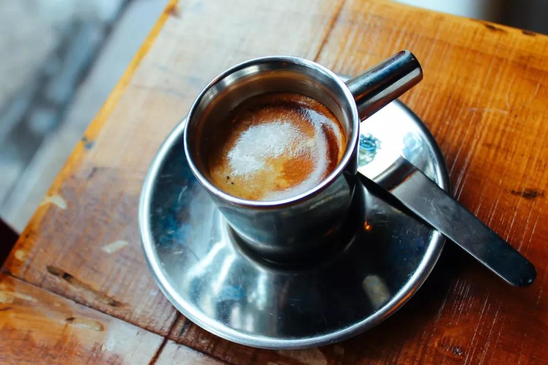 每天要喝掉两杯奶茶,每天要喝2000ml咖啡