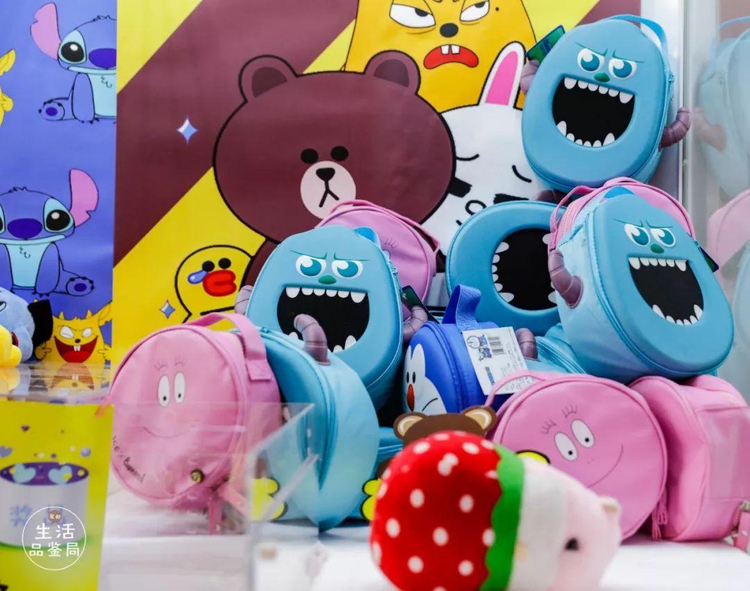 在魔都这家潮牌娃娃机店里，我竟然花了五块钱抓了个AJ