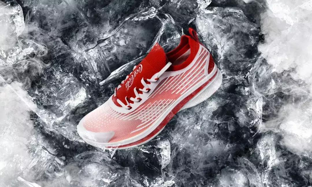 可口可乐联名跑步鞋怎么样,安踏可口可乐联名c37白熊款