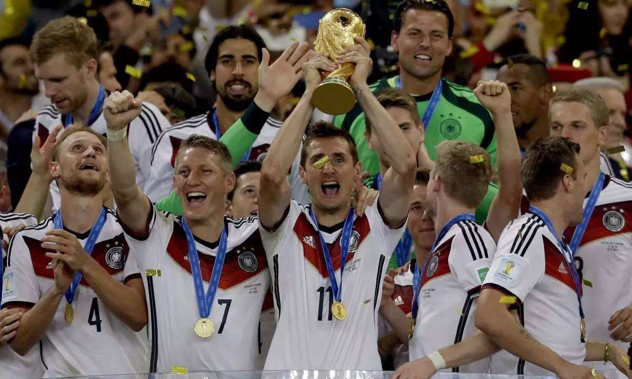 你还记得那时捧起大力神杯和德劳内杯的金色轰炸机—克林斯曼吗？