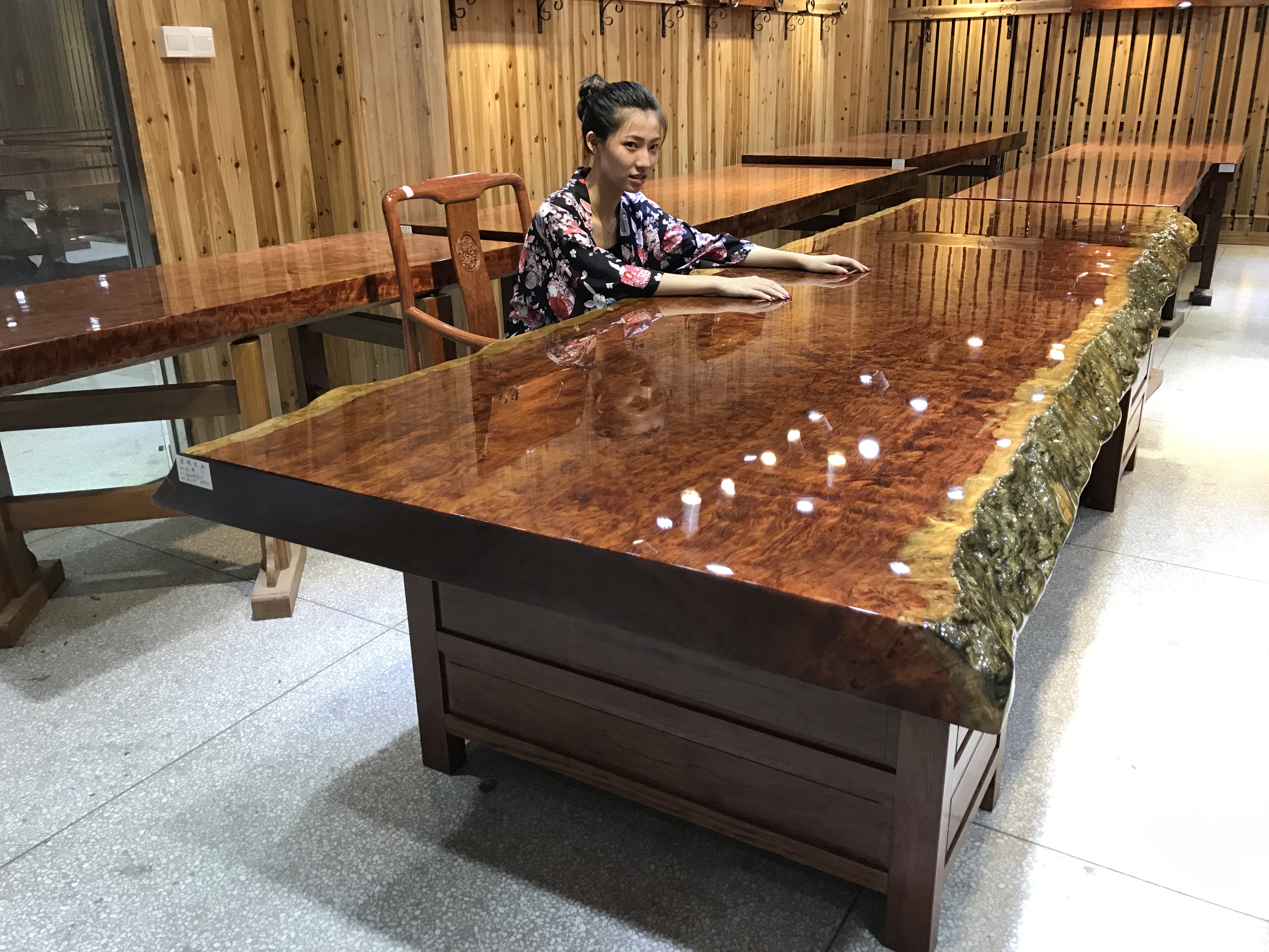 成都土豪50岁娶媳妇，聘礼给70吨，整整5卡车，漂洋过海太浩大