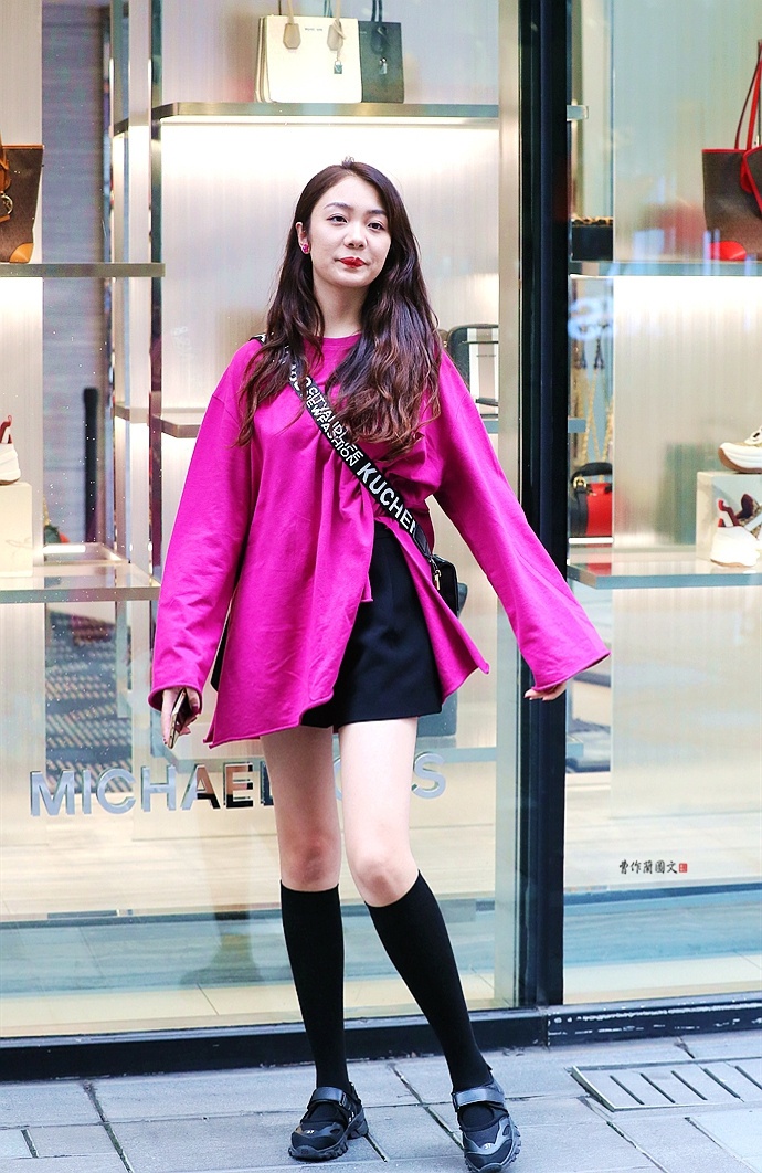 街拍真实打底袜配靴子,细跟长筒靴美女街拍