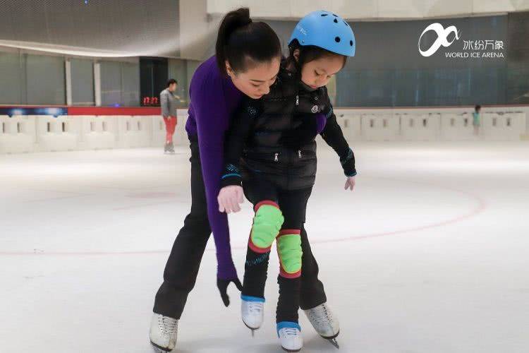 深圳万象天地缤纷万象滑冰场,深圳新开业溜冰场推荐