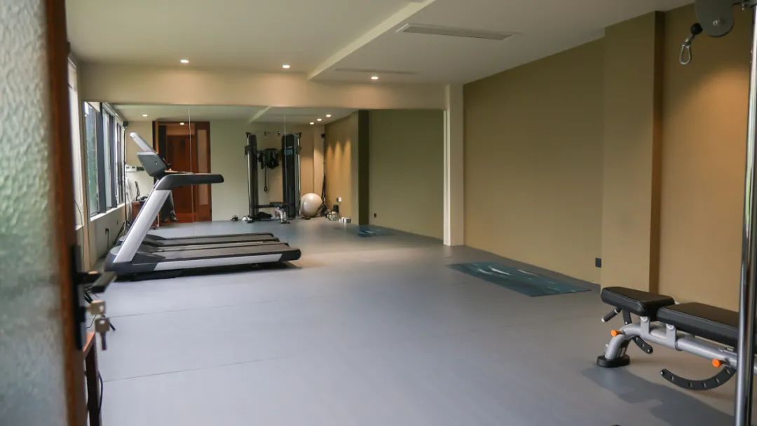 住在上海闹市400平的房子里，花开不败，开窗见池塘，太羡慕了