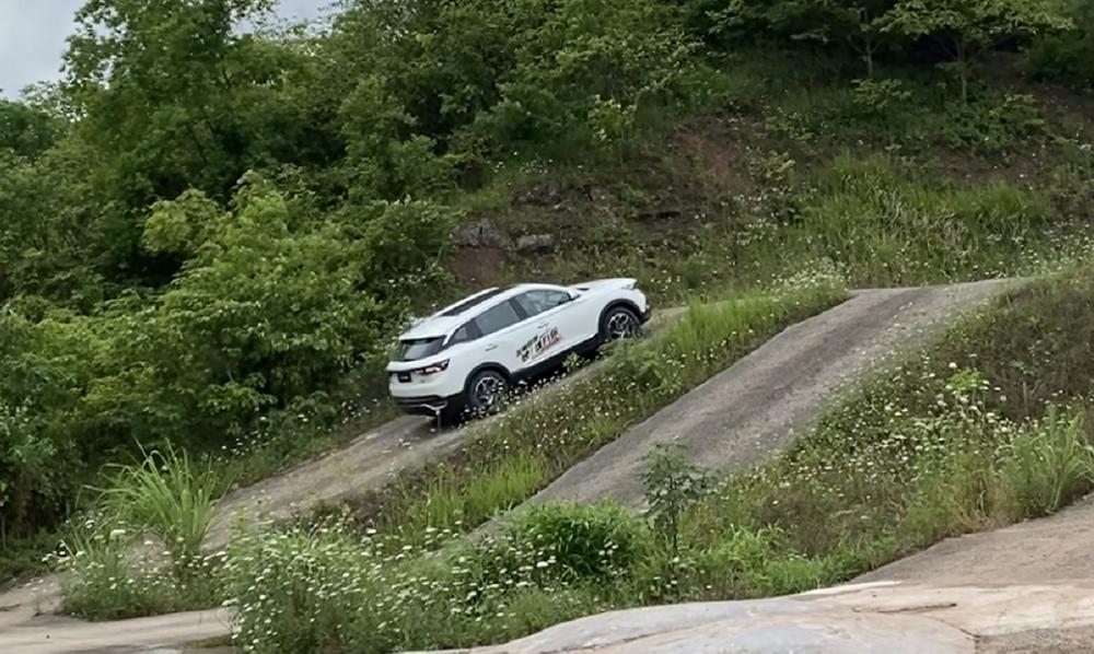 试驾风神新ax72018款,风神新ax7越野能力