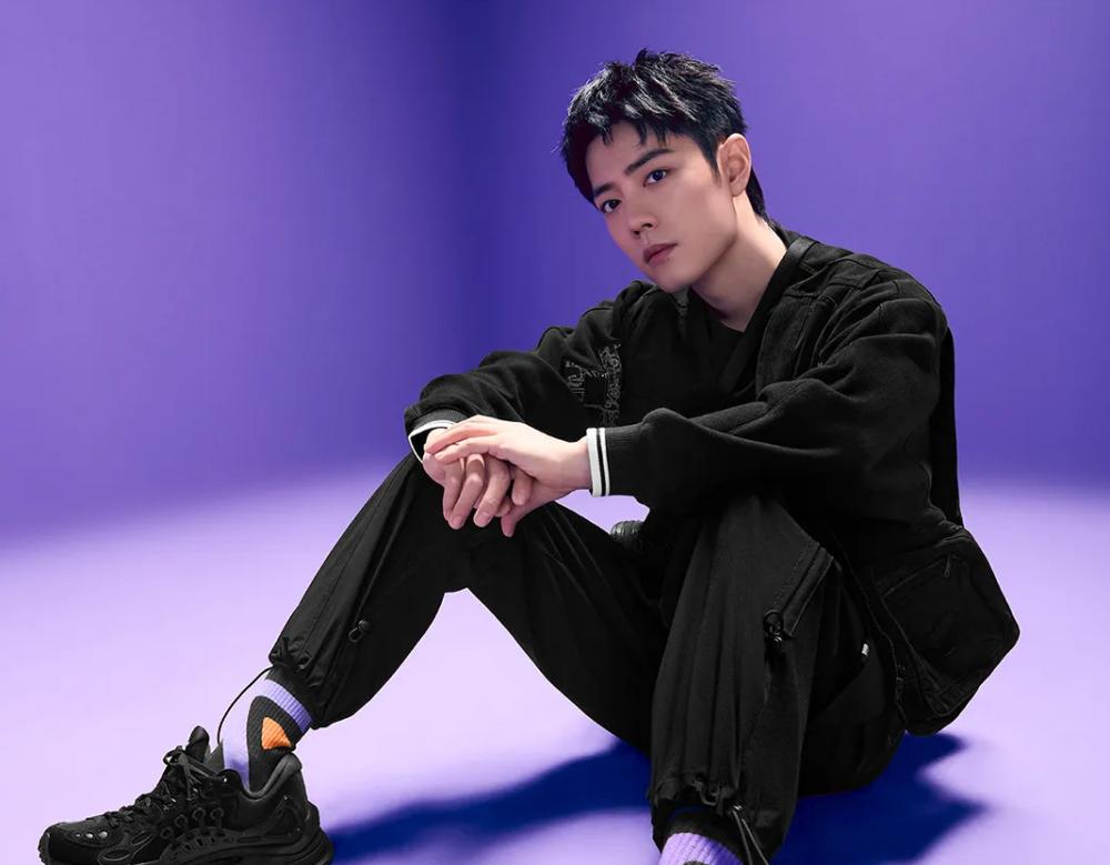 白敬亭穿的安踏粉色篮球鞋是哪双,白敬亭打篮球上海安踏活动背影