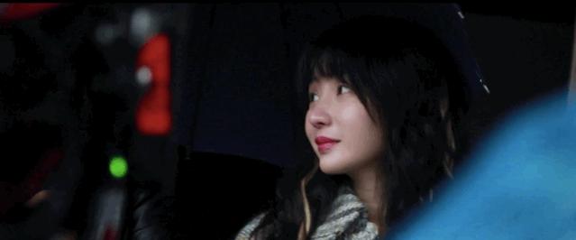 一个低胸性感女王,私底下想活得更严肃和朴素