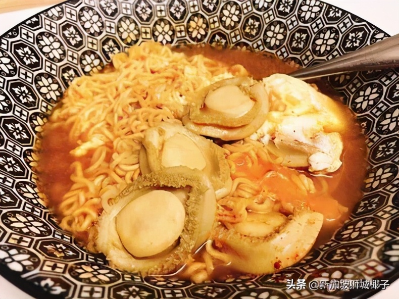 今年新加坡马来西亚的鲍鱼大降价！网友买来配泡面吃